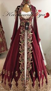 Milli geyimler - ağ rəngli uzun don, üzərində tünd qırmız rəngli qarşısı boy uzunu açıq olan ikinci bir don, üzərində işləmələr